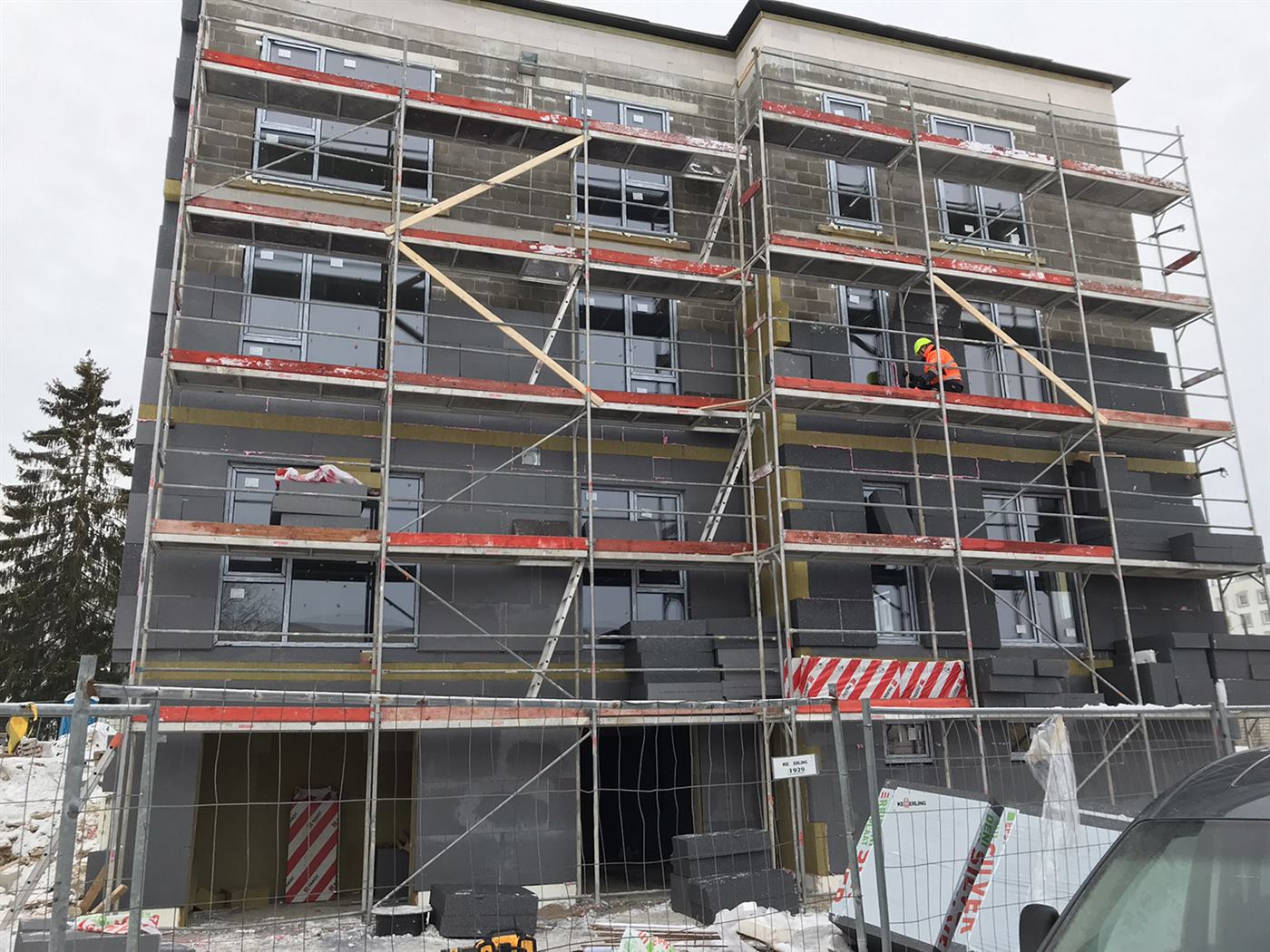 Kortermaja fassaaditööd tellingutel